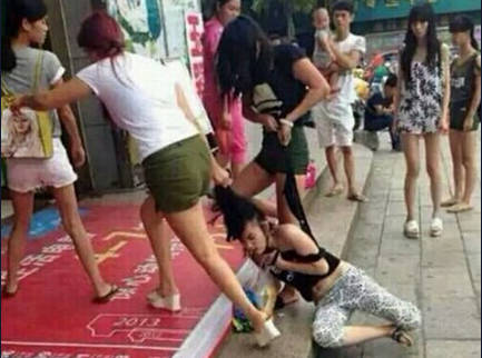 学院辅导员“小三”风波：违法行为还是道德争议？女生权益如何保障？