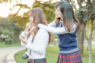 《闺蜜情深：揭秘现代女性间的独特情感纽带——同性闺蜜现象》