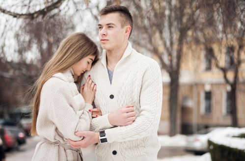 当女生发现你暗恋她，她会怎样？揭秘暗恋被揭穿的五大反应与应对策略