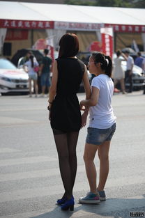 街拍现象：劈开腿的女人，时尚还是争议？