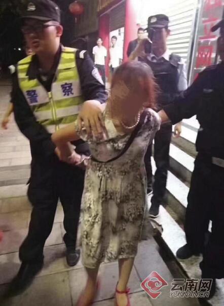 《捆绑剃毛事件揭秘：劈腿男遭遇的另类惩罚，法律与道德的边界在哪里？》
