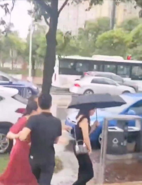 当发现老公出轨，面对小三逛街的尴尬场面，女生该如何应对？