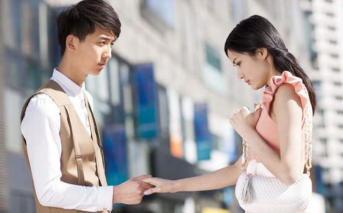成熟男人为何容忍女生的谎言？揭秘情感关系中的信任困境