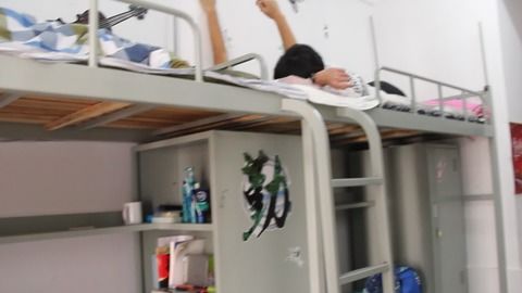 宿舍新风尚：高中男生床上互动，揭秘青春期的社交密码