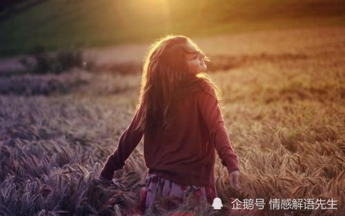 感情中另一半自卑的迹象：如何识别与支持？