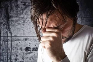 分手后男人为何哭得如此伤心？揭秘男性情感释放的心理学奥秘
