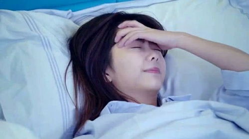 女生发现男生在看她的瞬间：揭秘心理反应与社交技巧