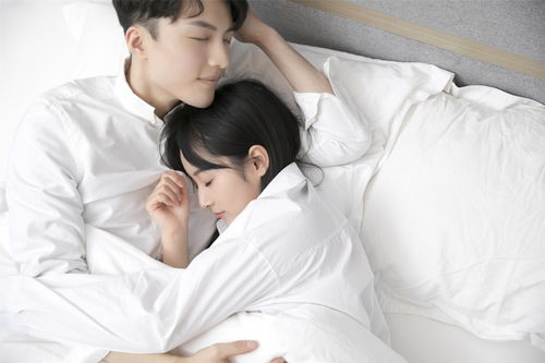 男性间的亲密界限：探索友谊与亲情的交融之地
