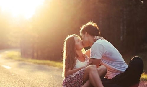《放手后的挣扎：女生为何会后悔？揭秘分手心理真相》