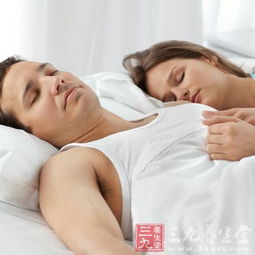 《夫妻同床难眠，男人打鼾的隐秘困扰》