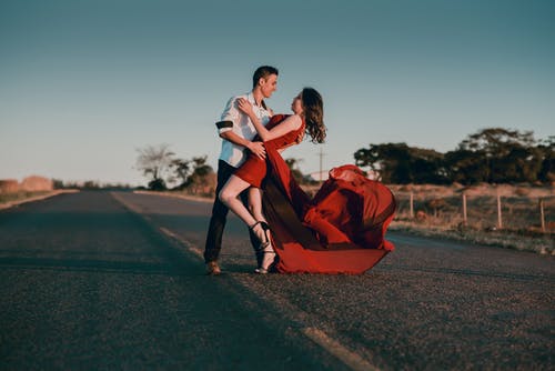 女生主动分手一年后，为何会后悔？揭秘分手后的心理变化与挽回指南