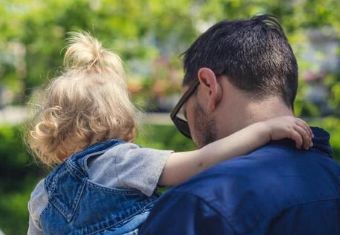 男人离婚带孩子的挑战与出路