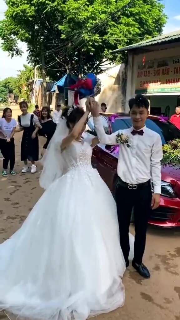 《梦境解析：梦见比自己大的女生结婚，究竟预示着什么？》