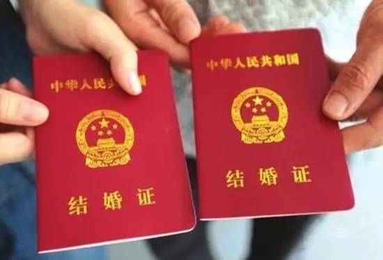 《结婚证女生在哪边？揭秘婚姻登记新趋势》
