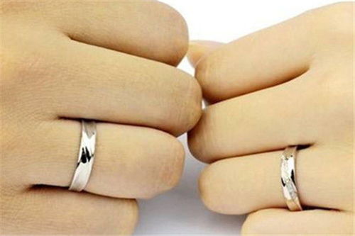 结婚女生戒指戴左手还是右手？揭秘婚戒佩戴的礼仪与习俗