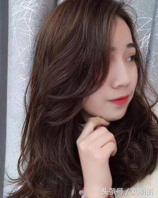 女生烫波浪约会，魅力指数飙升？揭秘时尚潮流与约会技巧！