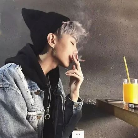 肩抖背后：揭秘男性情绪表达新信号