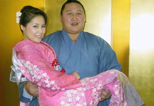 《日本女性婚后是否随夫姓：传统与现代的碰撞》