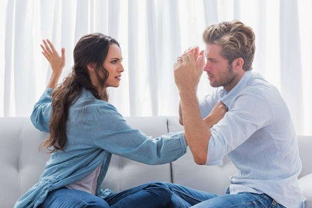 婚姻裂痕：丈夫出轨，小三生子，家庭何去何从？